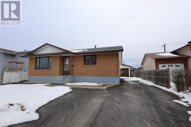 135 Bayberry Cres, House detached with 4 bedrooms, 2 bathrooms and null parking in Thunder Bay ON | Image 1