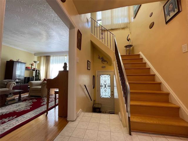 17 Cabot Crt, House semidetached with 3 bedrooms, 2 bathrooms and 3 parking in Toronto ON | Image 23