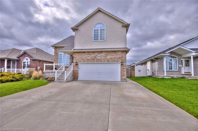8360 Mullen Court, House detached with 4 bedrooms, 1 bathrooms and 6 parking in Niagara Falls ON | Image 2