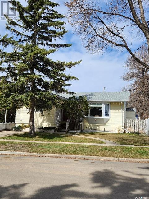 54 Grandview Street E, House detached with 4 bedrooms, 2 bathrooms and null parking in Moose Jaw SK | Card Image