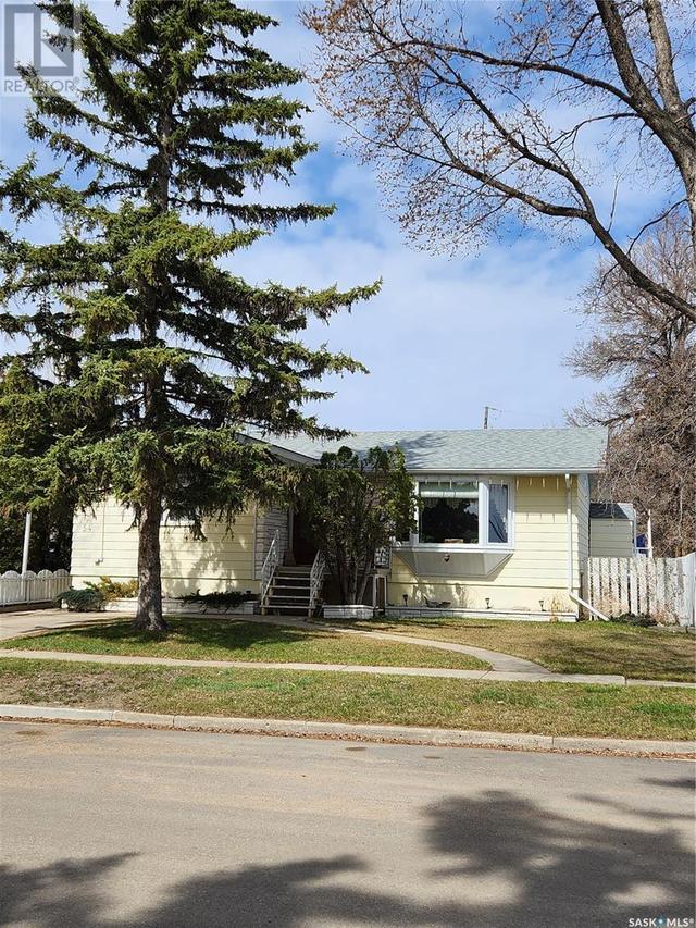 54 Grandview Street E, House detached with 4 bedrooms, 2 bathrooms and null parking in Moose Jaw SK | Image 1