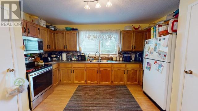 10655 N 97 Highway, House detached with 4 bedrooms, 3 bathrooms and null parking in Peace River B BC | Image 3