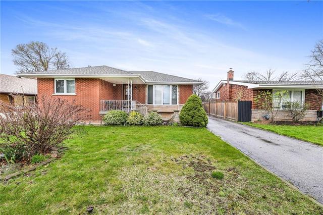 125 Laurier Avenue, House detached with 2 bedrooms, 2 bathrooms and 5 parking in Hamilton ON | Image 2