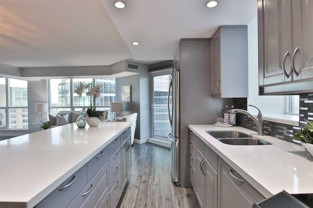 1112 - 8 York St, Condo with 2 bedrooms, 2 bathrooms and 1 parking in Toronto ON | Image 8