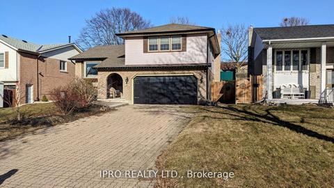 261 Eastlawn St, House detached with 3 bedrooms, 3 bathrooms and 6 parking in Oshawa ON | Card Image