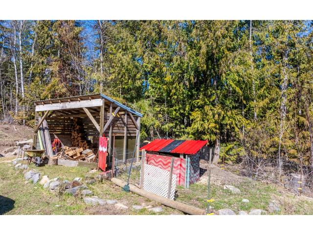 853 Birchmont Drive, House detached with 4 bedrooms, 2 bathrooms and null parking in Central Kootenay C BC | Image 27