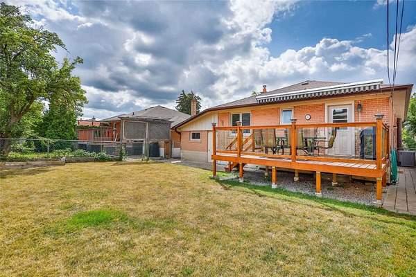 toronto - 36 Eringate Dr, House detached with 3 bedrooms, 2 bathrooms and 2 parking in Toronto ON | Image 7