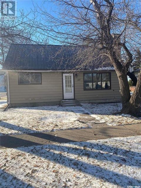 117 Prospect Avenue, House detached with 3 bedrooms, 1 bathrooms and null parking in Oxbow SK | Card Image