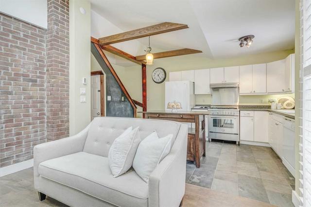 134 Twenty Second St, House detached with 2 bedrooms, 1 bathrooms and 2 parking in Toronto ON | Image 2