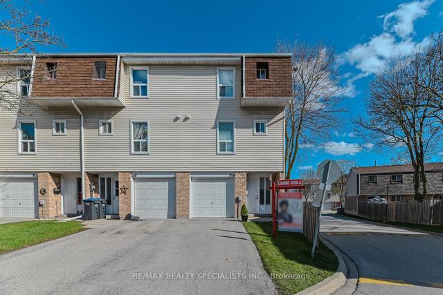 100 Ellis Dr, Townhouse with 3 bedrooms, 2 bathrooms and 2 parking in Brampton ON | Image 1