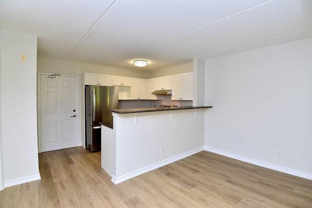 209 - 2075 Appleby Line, Condo with 2 bedrooms, 1 bathrooms and 1 parking in Burlington ON | Image 5
