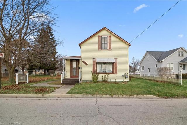 4132 Robert Street, House detached with 3 bedrooms, 1 bathrooms and 6 parking in Petrolia ON | Image 1