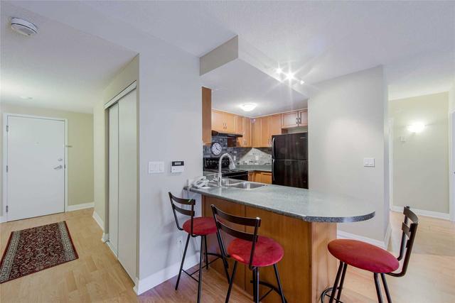 203 - 35 Hunt Ave, Condo with 2 bedrooms, 2 bathrooms and 1 parking in Richmond Hill ON | Image 2