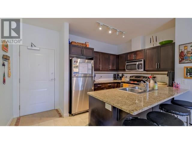 216 - 1350 Ridgeway Drive, Condo with 2 bedrooms, 2 bathrooms and 1 parking in Kelowna BC | Image 3