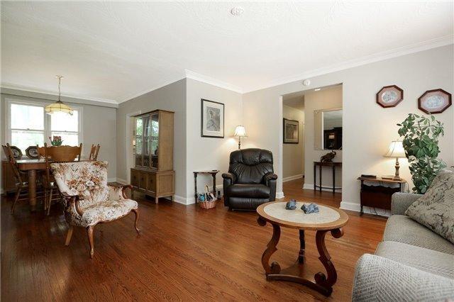 2060 Rebecca St, House detached with 4 bedrooms, 2 bathrooms and 8 parking in Oakville ON | Image 3