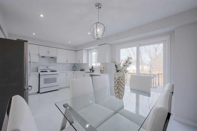 353 Silken Laumann Dr, House semidetached with 3 bedrooms, 4 bathrooms and 4 parking in Newmarket ON | Image 2