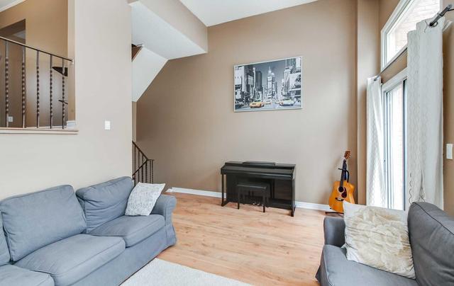 69 Collins Cres, Townhouse with 3 bedrooms, 3 bathrooms and 1 parking in Brampton ON | Image 6