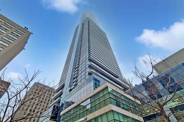 4208 - 386 Yonge St, Condo with 2 bedrooms, 2 bathrooms and 1 parking in Toronto ON | Image 1