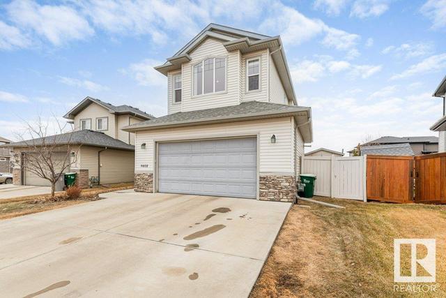9408 84 Av, House detached with 4 bedrooms, 3 bathrooms and null parking in Morinville AB | Image 2