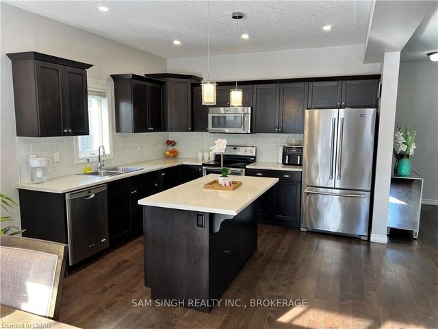 3197 Singleton Ave, House detached with 3 bedrooms, 3 bathrooms and 2 parking in London ON | Image 18