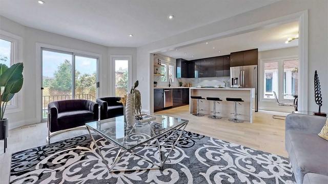 95 Sungold Crt, House detached with 4 bedrooms, 4 bathrooms and 6 parking in Vaughan ON | Image 9