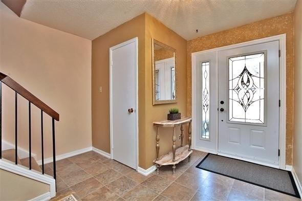 95 Homedale Dr, House semidetached with 3 bedrooms, 3 bathrooms and 2 parking in Toronto ON | Image 2