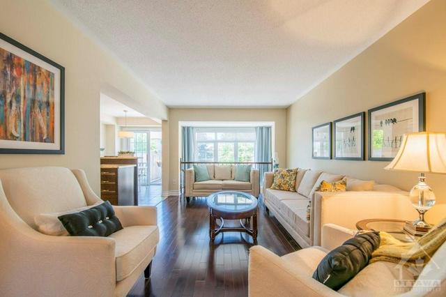 672 Kilbirnie Drive, Townhouse with 3 bedrooms, 3 bathrooms and 3 parking in Ottawa ON | Image 8