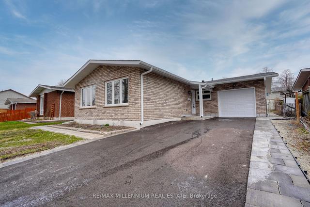 33 Orpington Cres, House detached with 3 bedrooms, 2 bathrooms and 5 parking in Toronto ON | Image 1