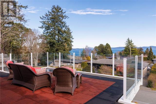 4924 Winterburn Pl, House detached with 8 bedrooms, 6 bathrooms and 5 parking in Saanich BC | Image 8