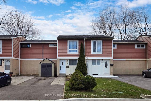 9 Greenhills Sq, House attached with 3 bedrooms, 1 bathrooms and 3 parking in Brampton ON | Image 12