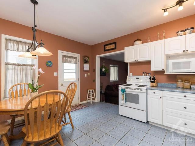 27 Kent Street, House detached with 3 bedrooms, 2 bathrooms and 4 parking in Smiths Falls ON | Image 10