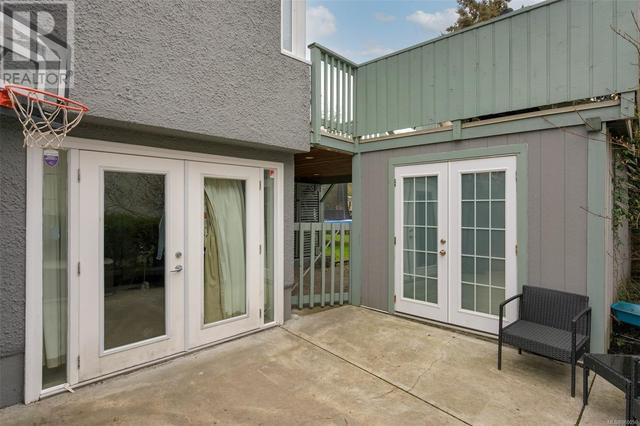 1871 Cochrane St, House detached with 5 bedrooms, 3 bathrooms and 2 parking in Saanich BC | Image 32