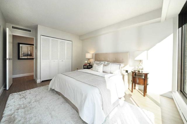 1018 - 55 Harbour Sq, Condo with 2 bedrooms, 2 bathrooms and 1 parking in Toronto ON | Image 18