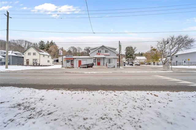 106 Robert St W, House detached with 3 bedrooms, 2 bathrooms and 8 parking in Penetanguishene ON | Image 2