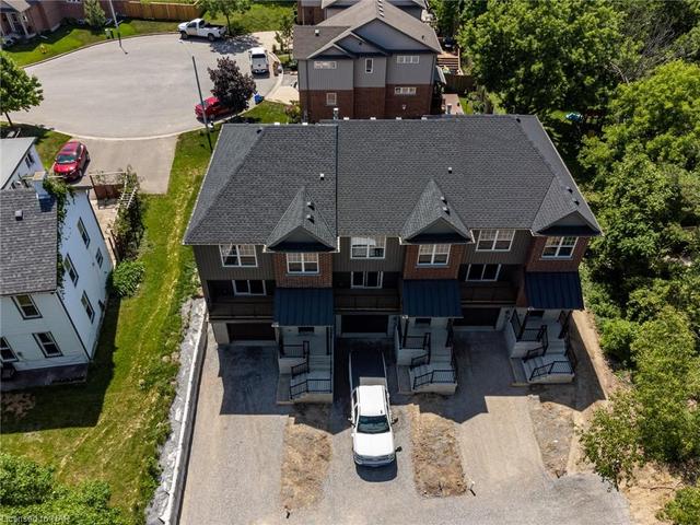 151 Moffatt Street, House attached with 3 bedrooms, 2 bathrooms and 3 parking in St. Catharines ON | Image 2