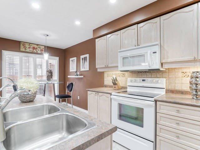 7157 Black Walnut Tr, House semidetached with 3 bedrooms, 3 bathrooms and 4 parking in Mississauga ON | Image 2