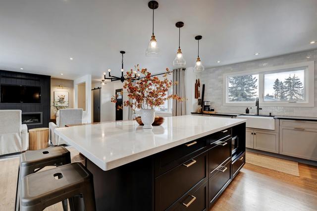 44 Governor Drive Sw, House detached with 4 bedrooms, 3 bathrooms and 3 parking in Calgary AB | Image 2