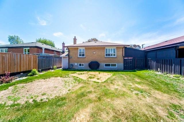 34 Frolick Cres, House detached with 3 bedrooms, 2 bathrooms and 4 parking in Toronto ON | Image 33