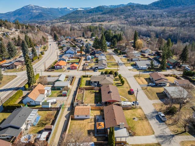 770 9th Avenue, House detached with 3 bedrooms, 2 bathrooms and 4 parking in Montrose BC | Image 33