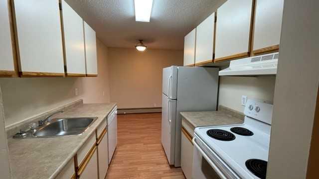 202 - 3002 56 Avenue, Condo with 2 bedrooms, 1 bathrooms and 1 parking in Lloydminster (Part) AB | Image 2