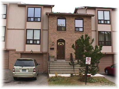55 Guildford Cres, Townhouse with 3 bedrooms, 2 bathrooms and 1 parking in Brampton ON | Image 1