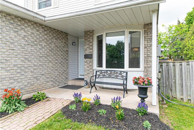 2413 Paula Court, House detached with 3 bedrooms, 1 bathrooms and 4 parking in Burlington ON | Image 2