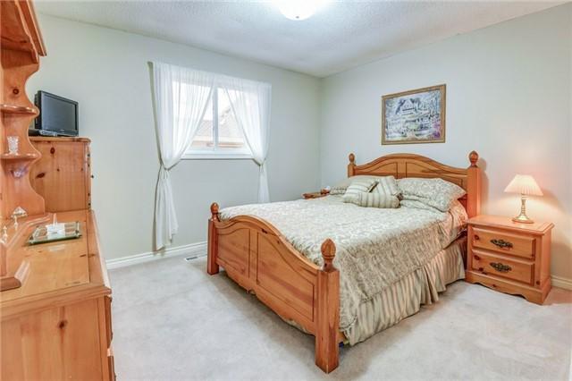 951 Chippenham Dr, House detached with 3 bedrooms, 2 bathrooms and 5 parking in Mississauga ON | Image 9