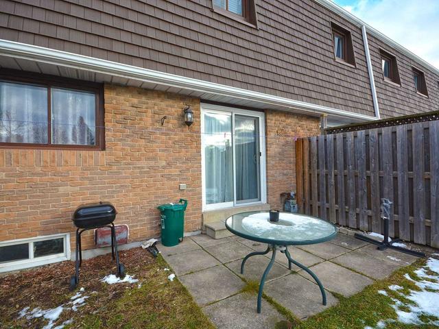 156 Enderby Cres, Townhouse with 3 bedrooms, 2 bathrooms and 2 parking in Brampton ON | Image 9