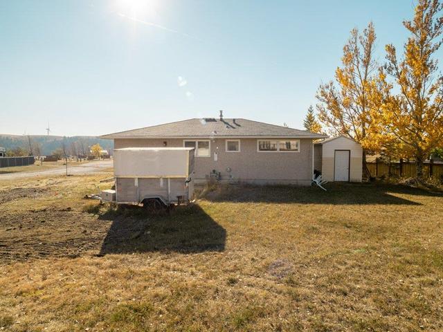 601 Chinook Crescent, House detached with 3 bedrooms, 1 bathrooms and 4 parking in Pincher Creek No. 9 AB | Image 5