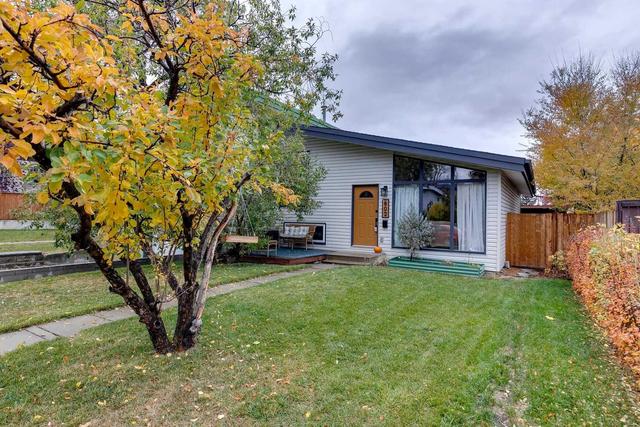 802 Canfield Way Sw, Home with 2 bedrooms, 2 bathrooms and 3 parking in Calgary AB | Image 1