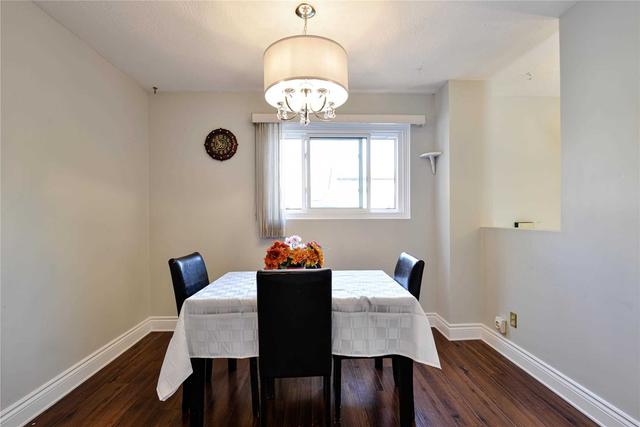 35 Carleton Pl, Townhouse with 3 bedrooms, 2 bathrooms and 2 parking in Brampton ON | Image 4