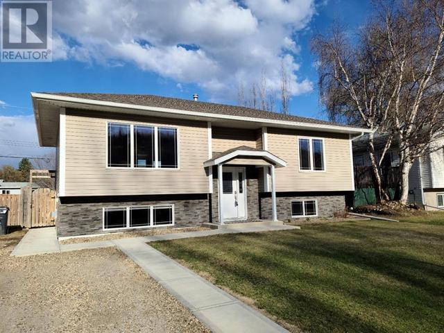 10925 91 Street, House detached with 4 bedrooms, 2 bathrooms and 4 parking in Peace River AB | Card Image