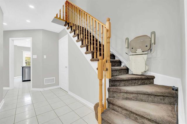 198 Albright Rd, House attached with 3 bedrooms, 4 bathrooms and 3 parking in Brampton ON | Image 6