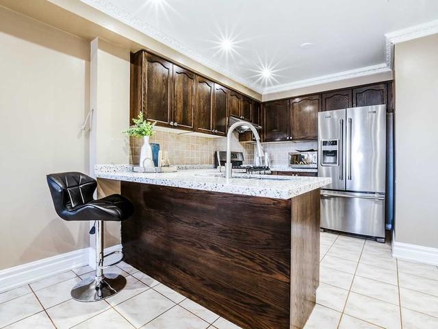 58 Dunlop Crt, House attached with 3 bedrooms, 3 bathrooms and 3 parking in Brampton ON | Image 3